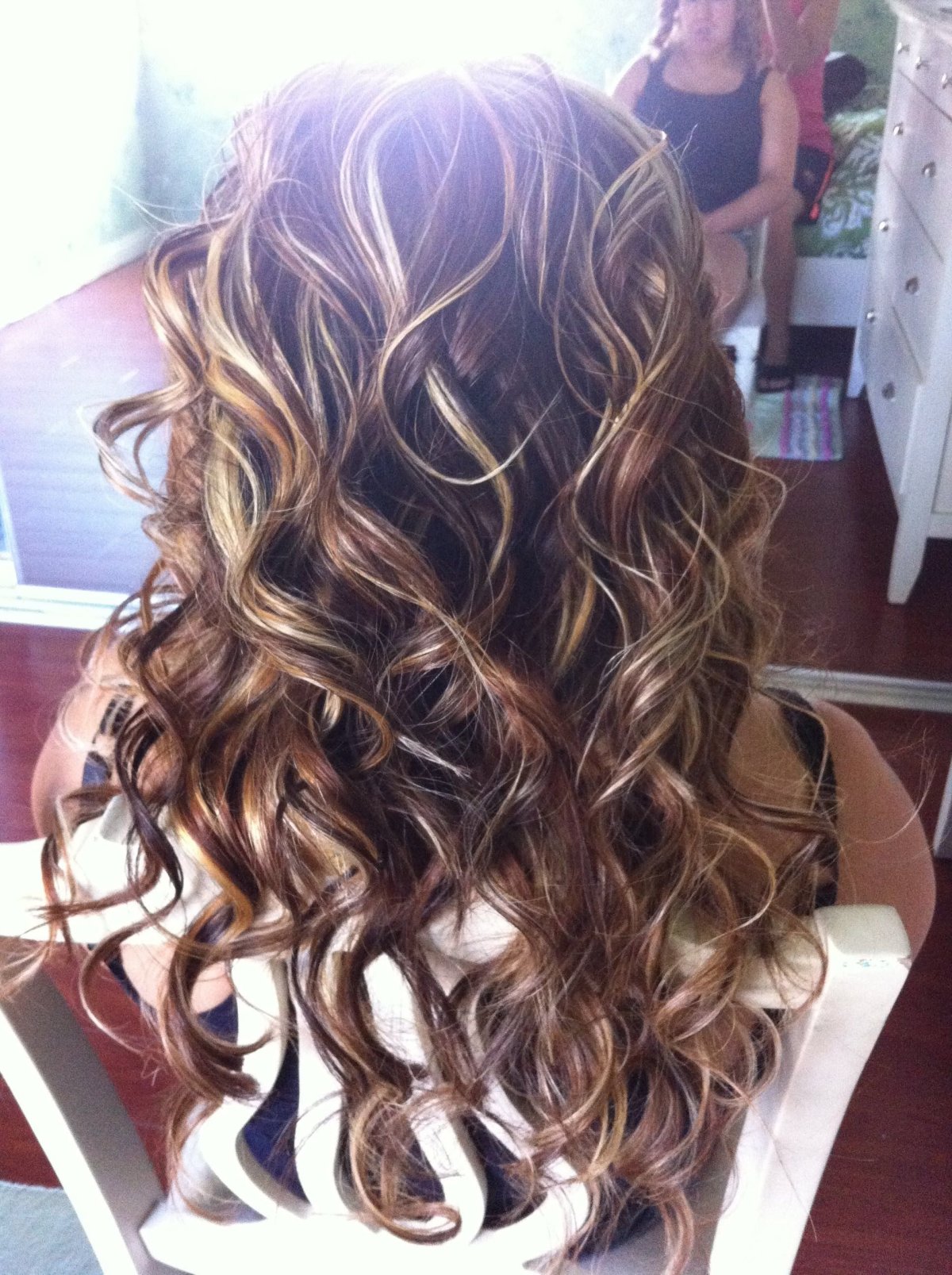 Мелирование на кудрявые волосы длинные