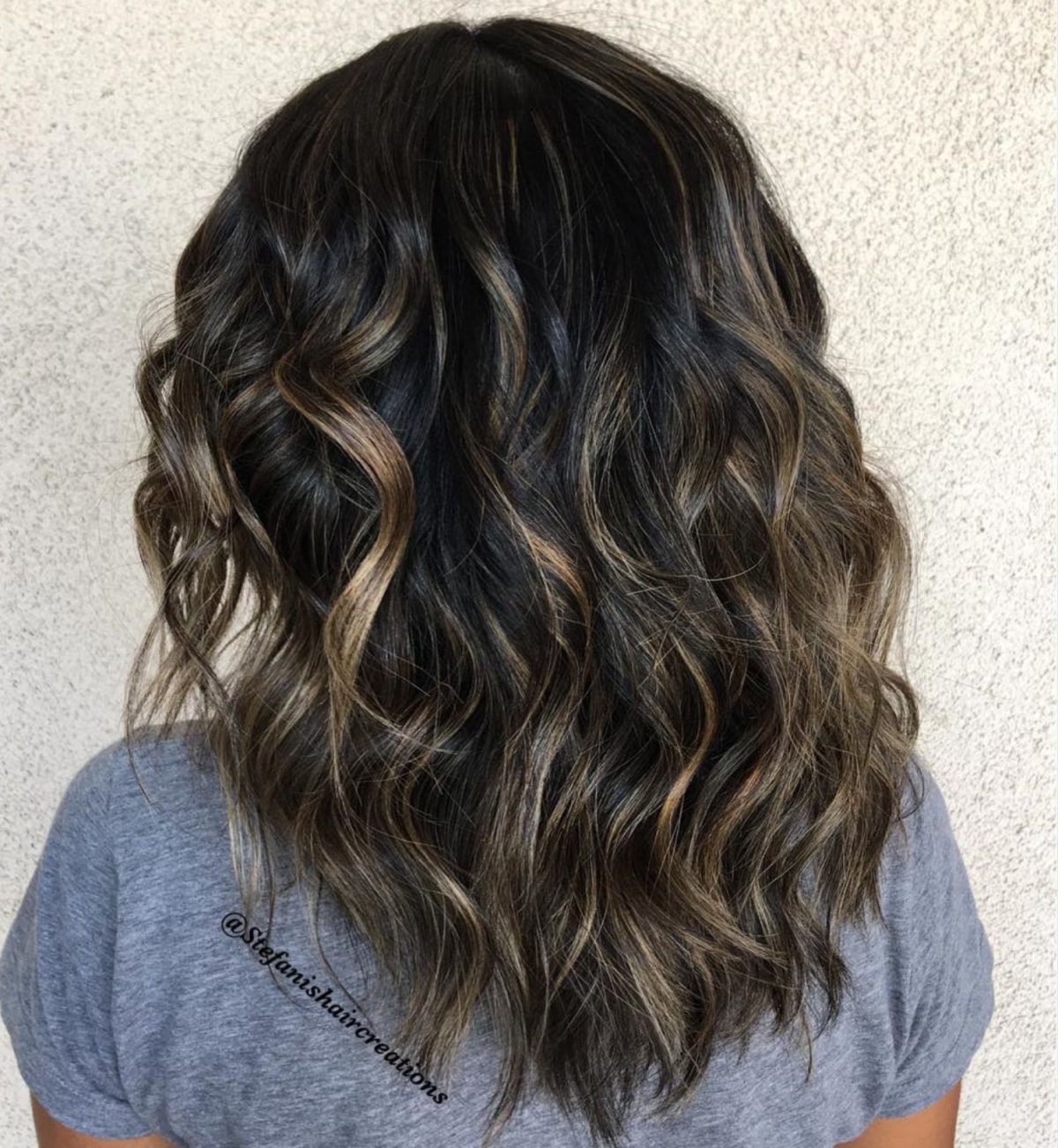 Мелирование на тёмные кудрявые волосы средней