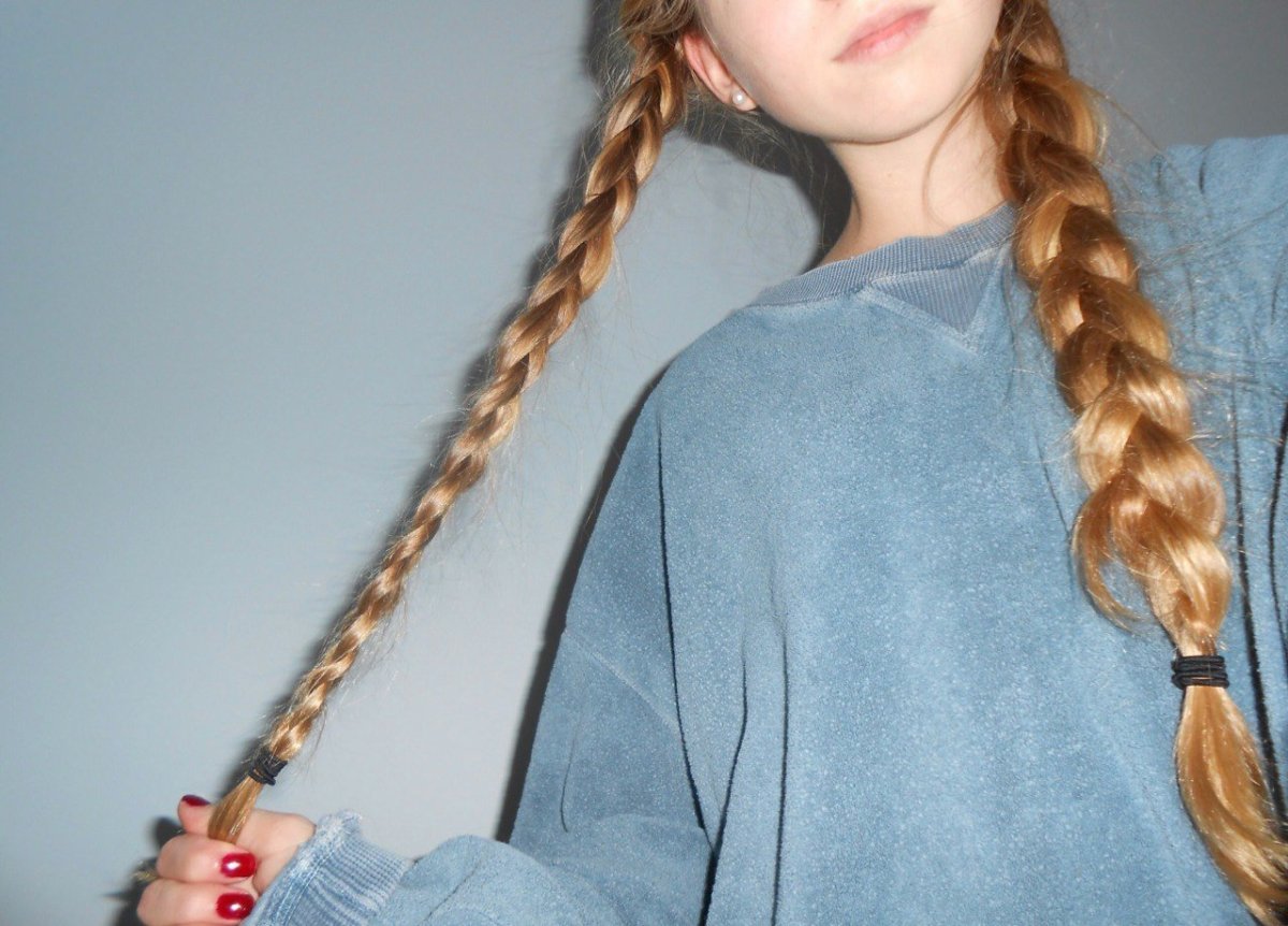 Девочкас космчной со спины