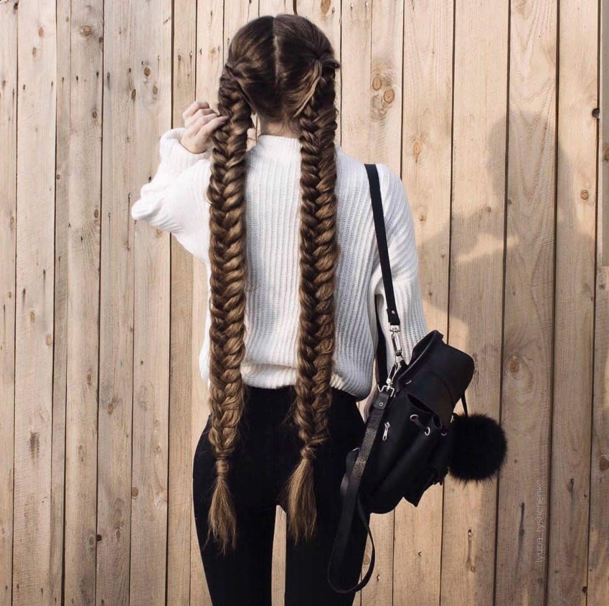 Девушка брюнетка с косичками