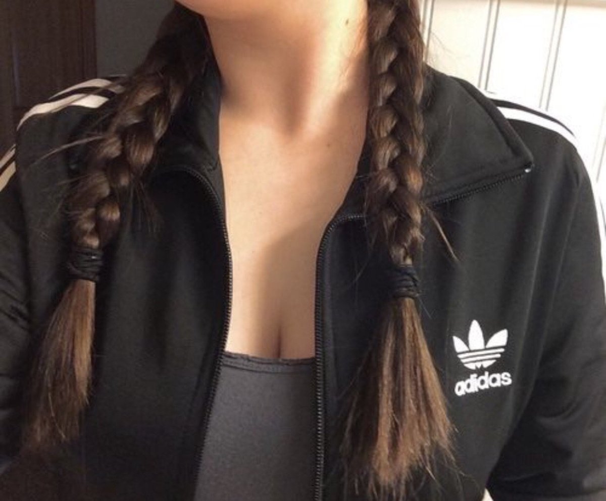 Брюнетка с косичками без лица