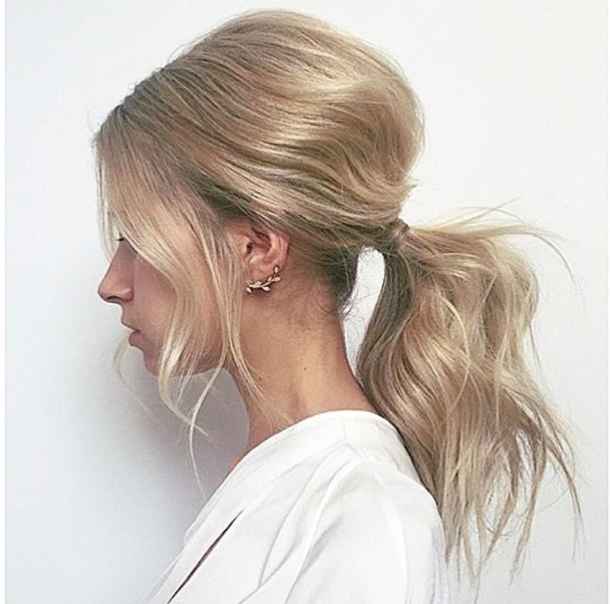 Красивая девушка с хвостом