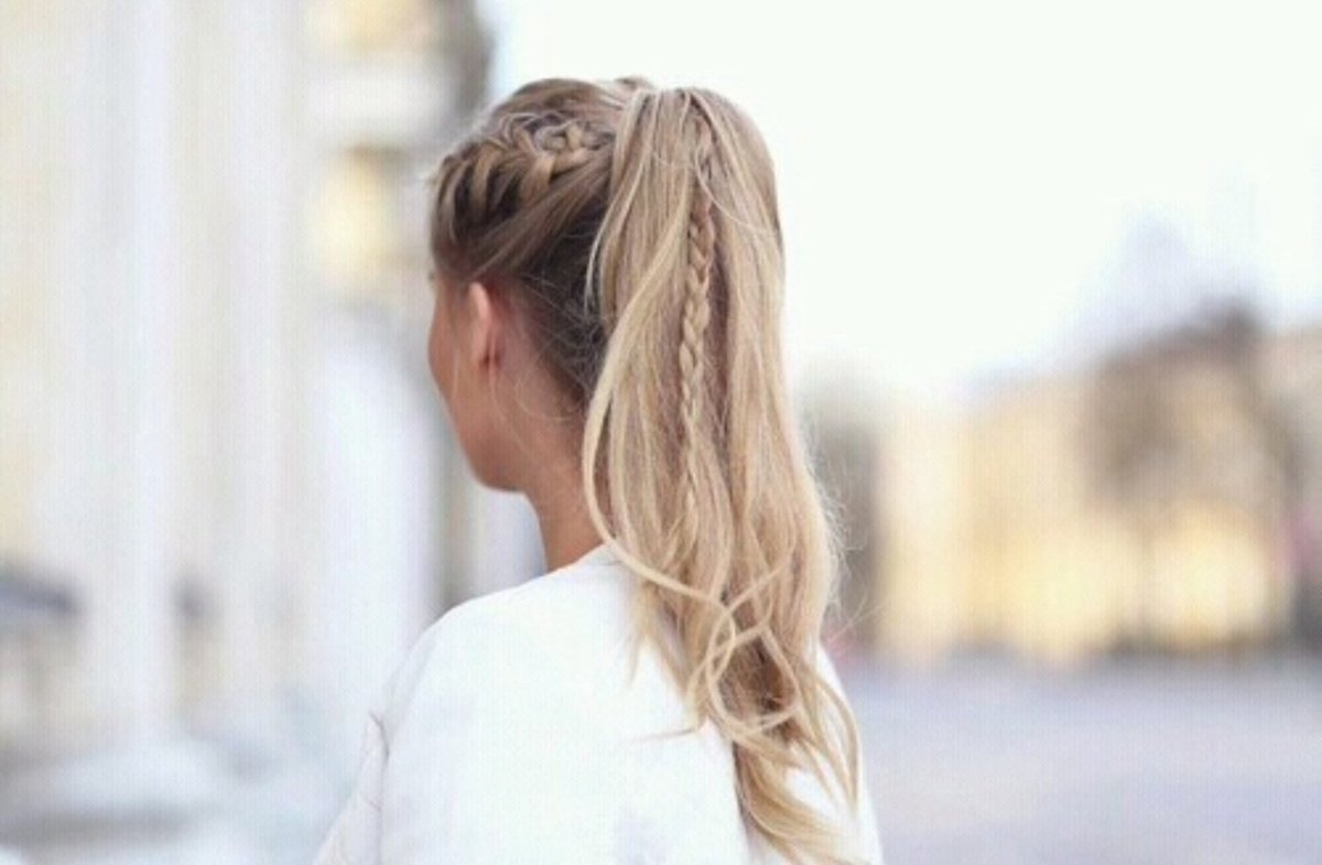 Красивая девушка с хвостом