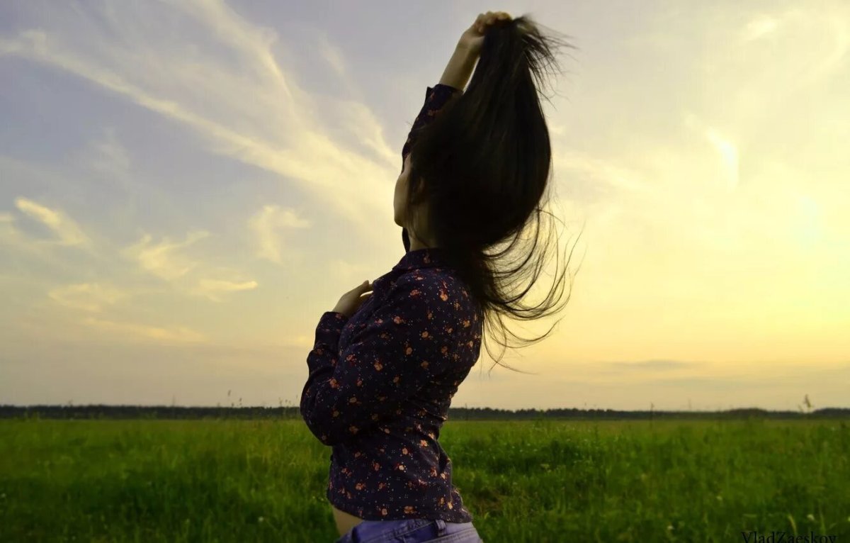 Девушка с длинными черными волосами