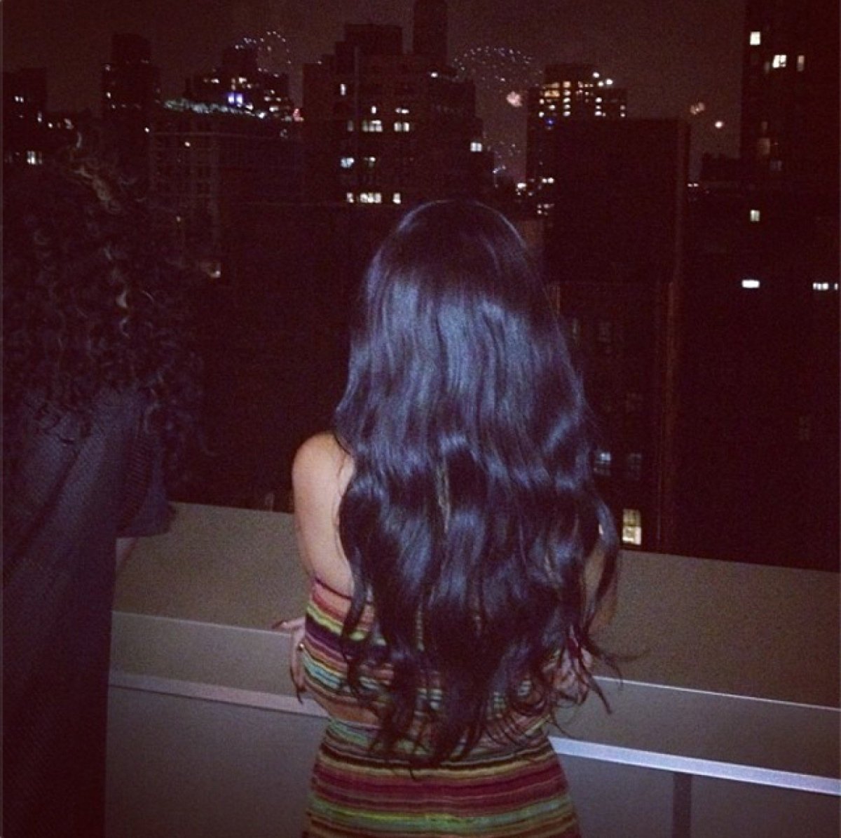 Брюнетка со спины