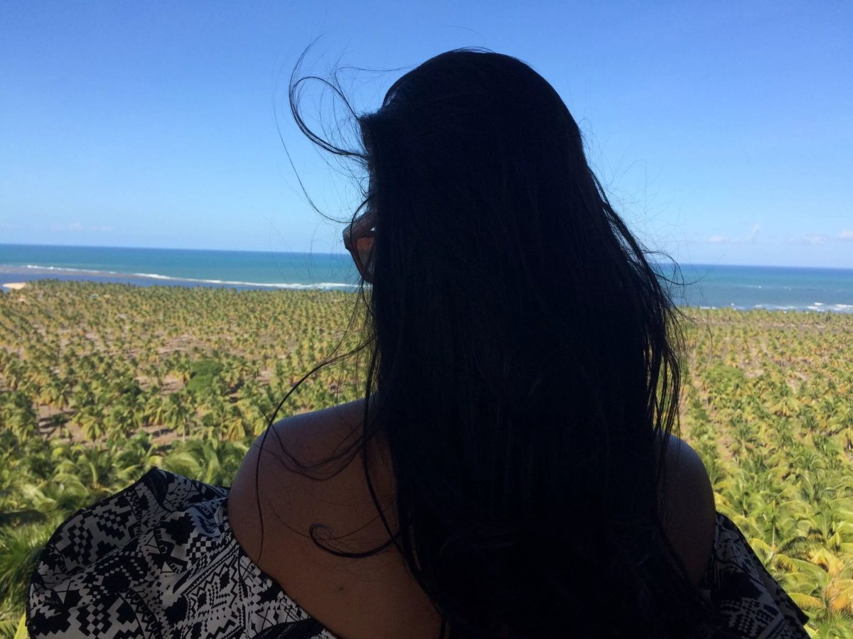 Девушка в машине с длинными волосами