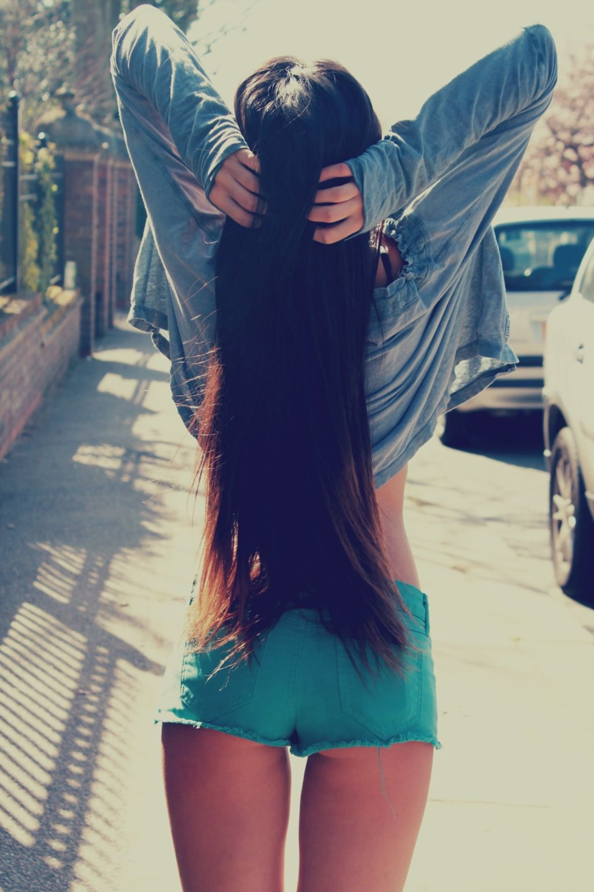 Девушка с косой лица не видно