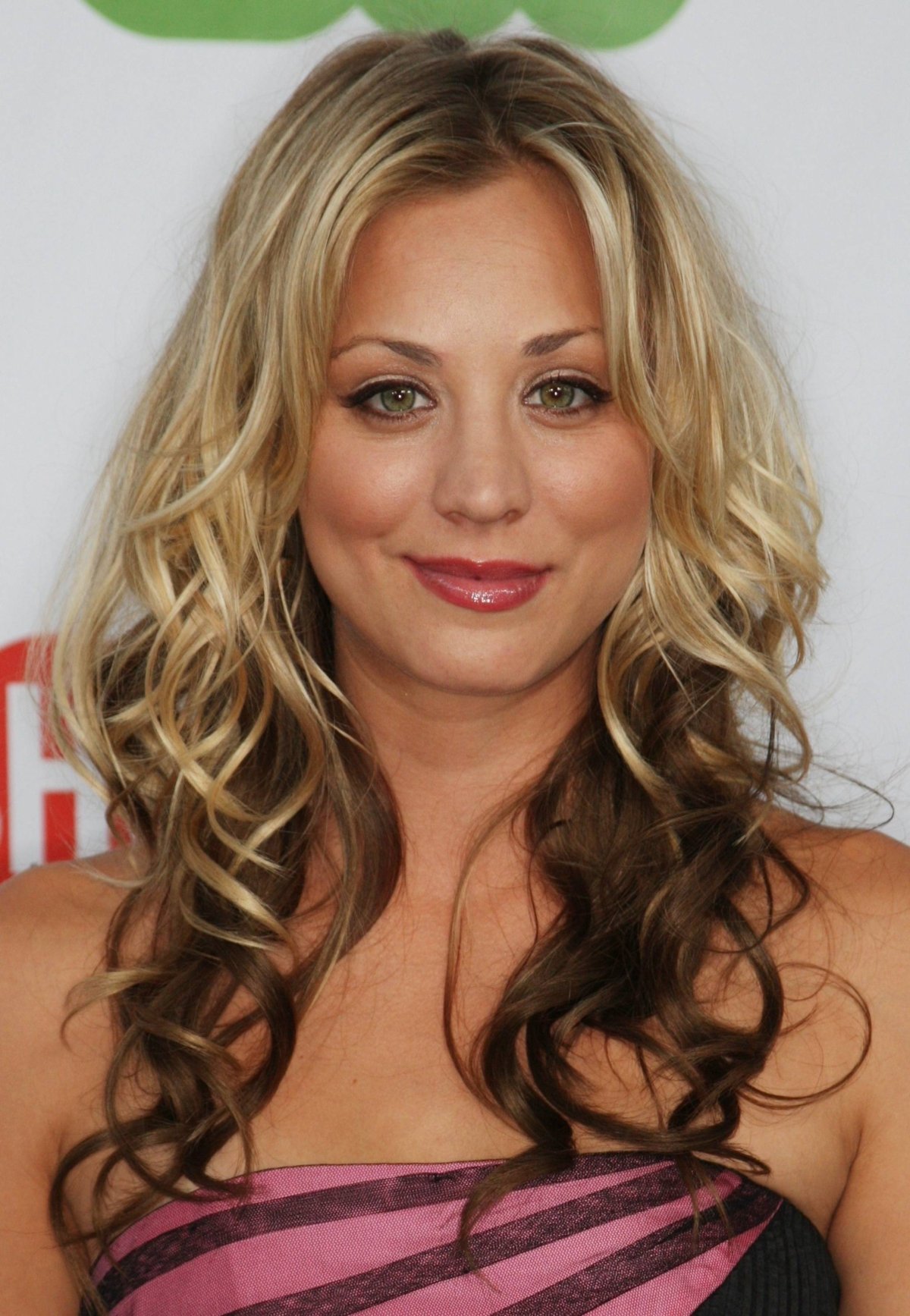 Кейли Куоко с темными волосами