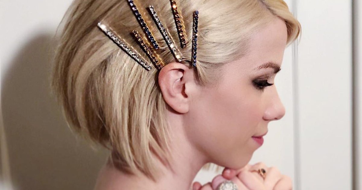 Оригинальная прическа на гладкие волосы на средние с заколкой