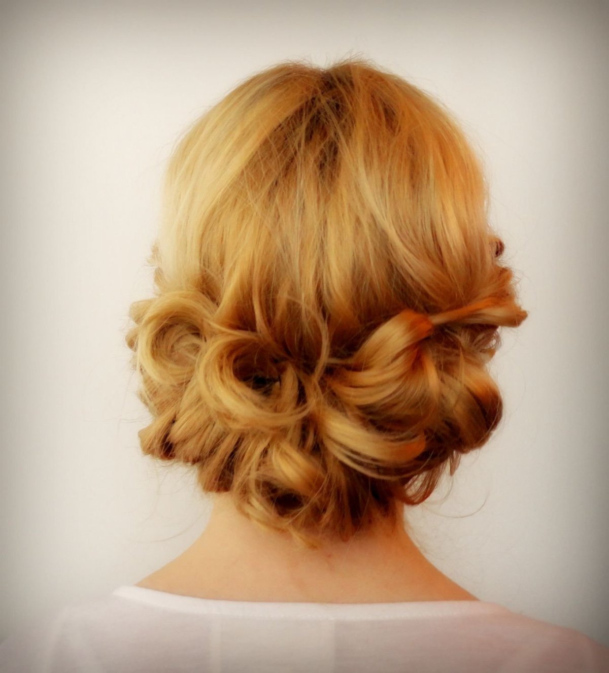 Причёски на волосы до плеч праздничные