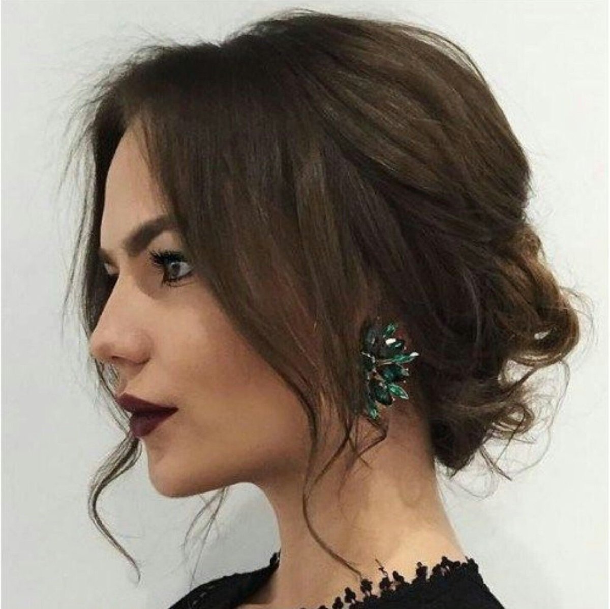 Прическа на выпускной на волосы до плеч