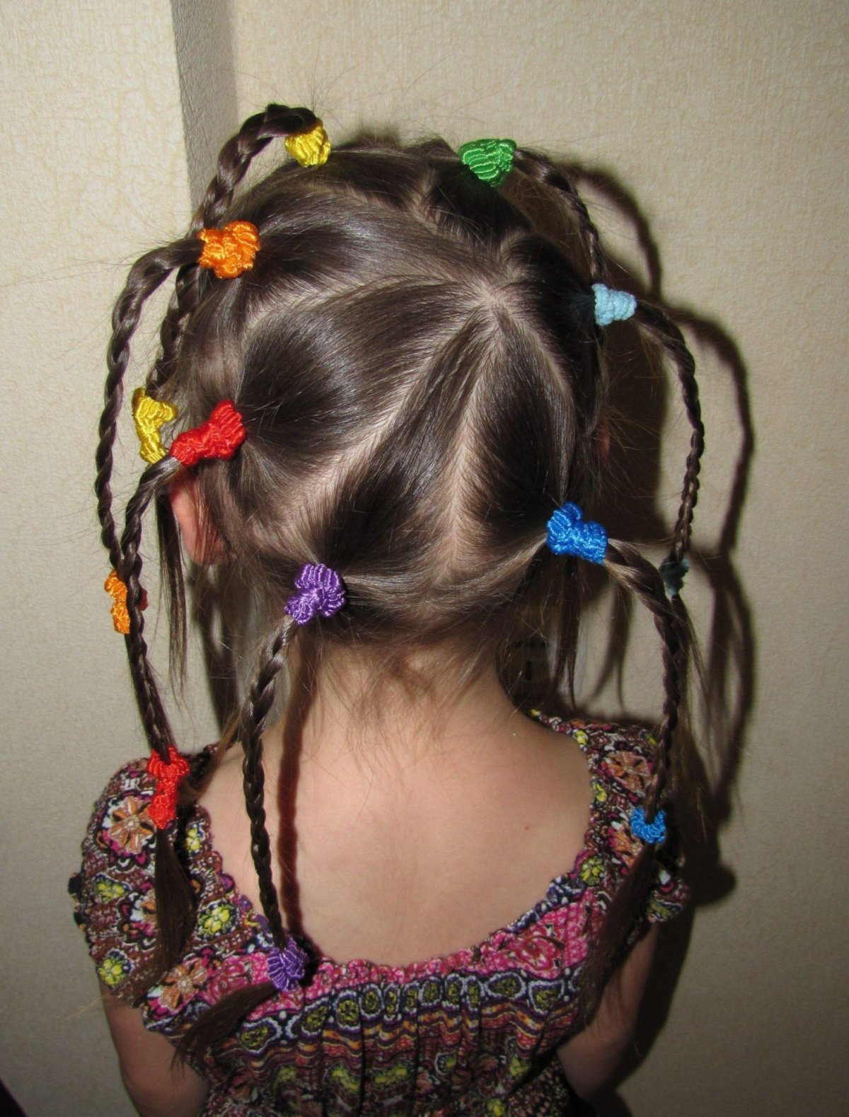 Прическа с хвостиками для девочек с резиночками