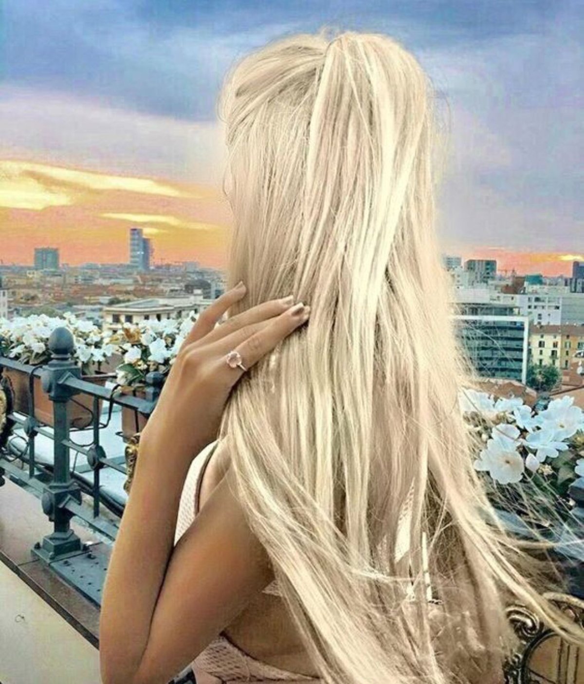 Блондинка с длинными волосами