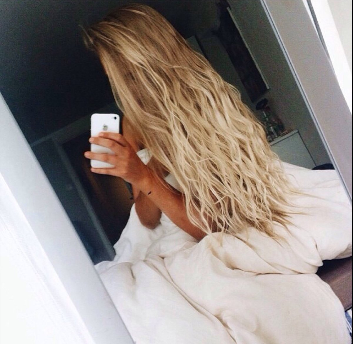 Красивые блондинки с длинными волосами дома