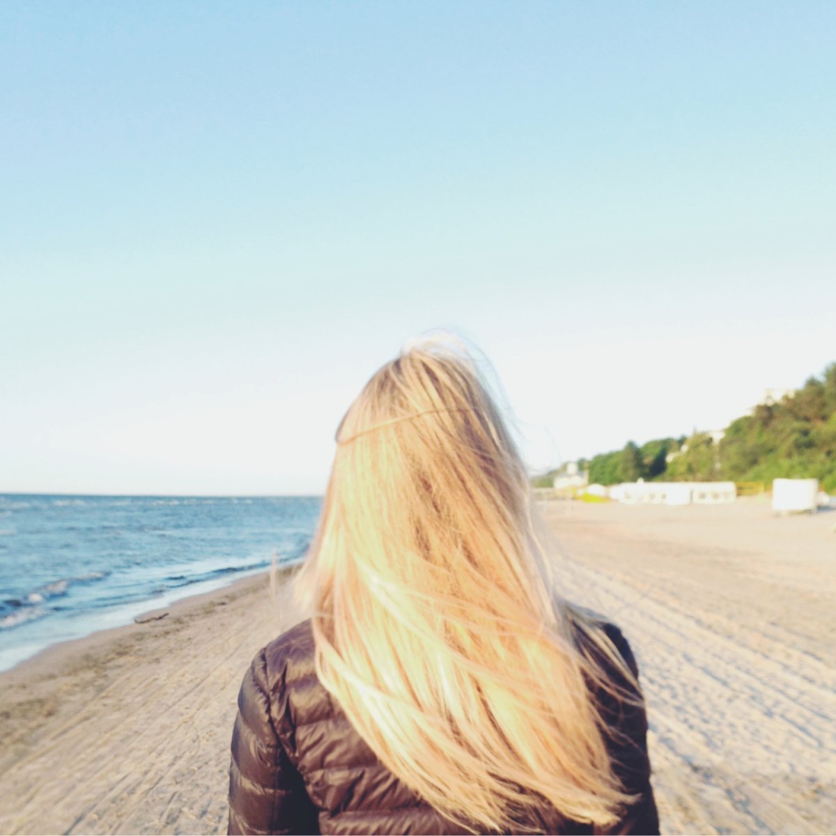 Полная блондинка со спины