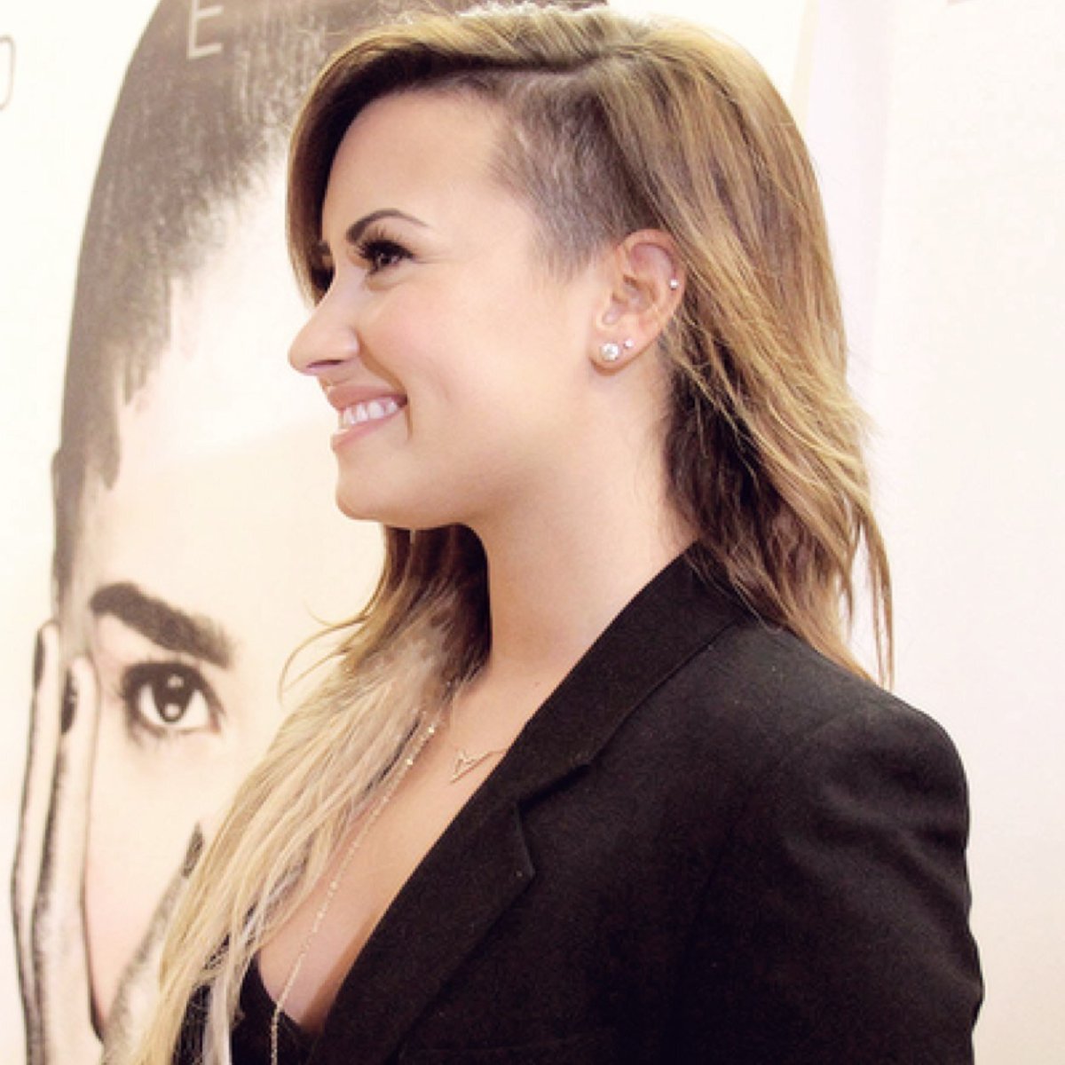 Деми Ловато с прической Пикси