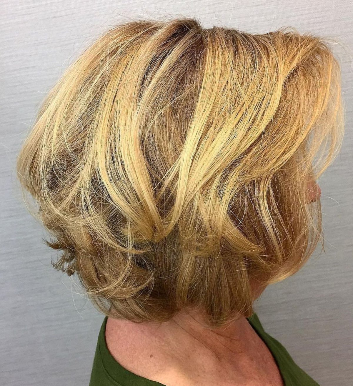 Женская стрижка Каскад на короткие волосы вид сзади