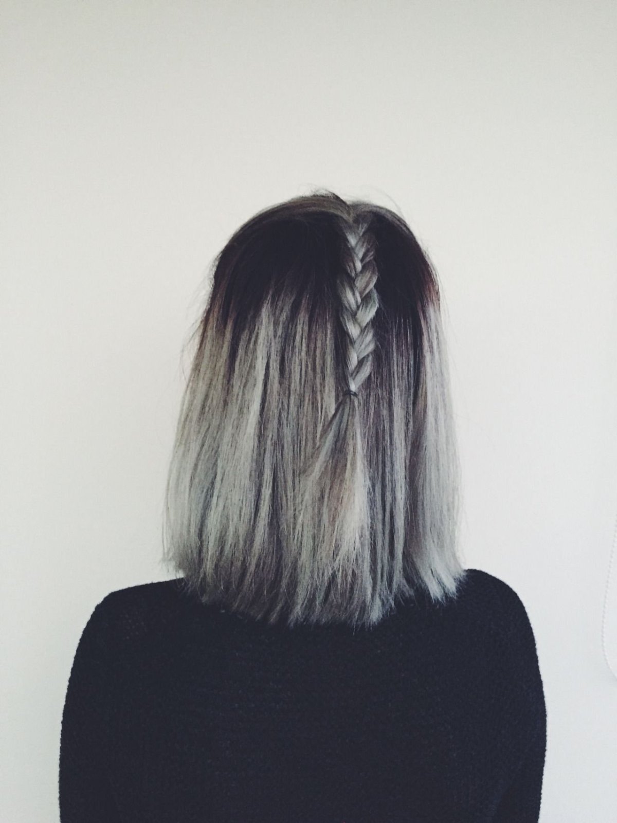 Чёрные волосы с белыми коньчеками