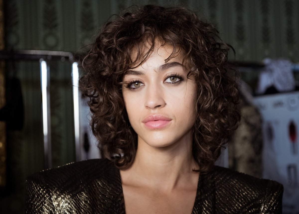 Шанина Шейк кудрявое каре