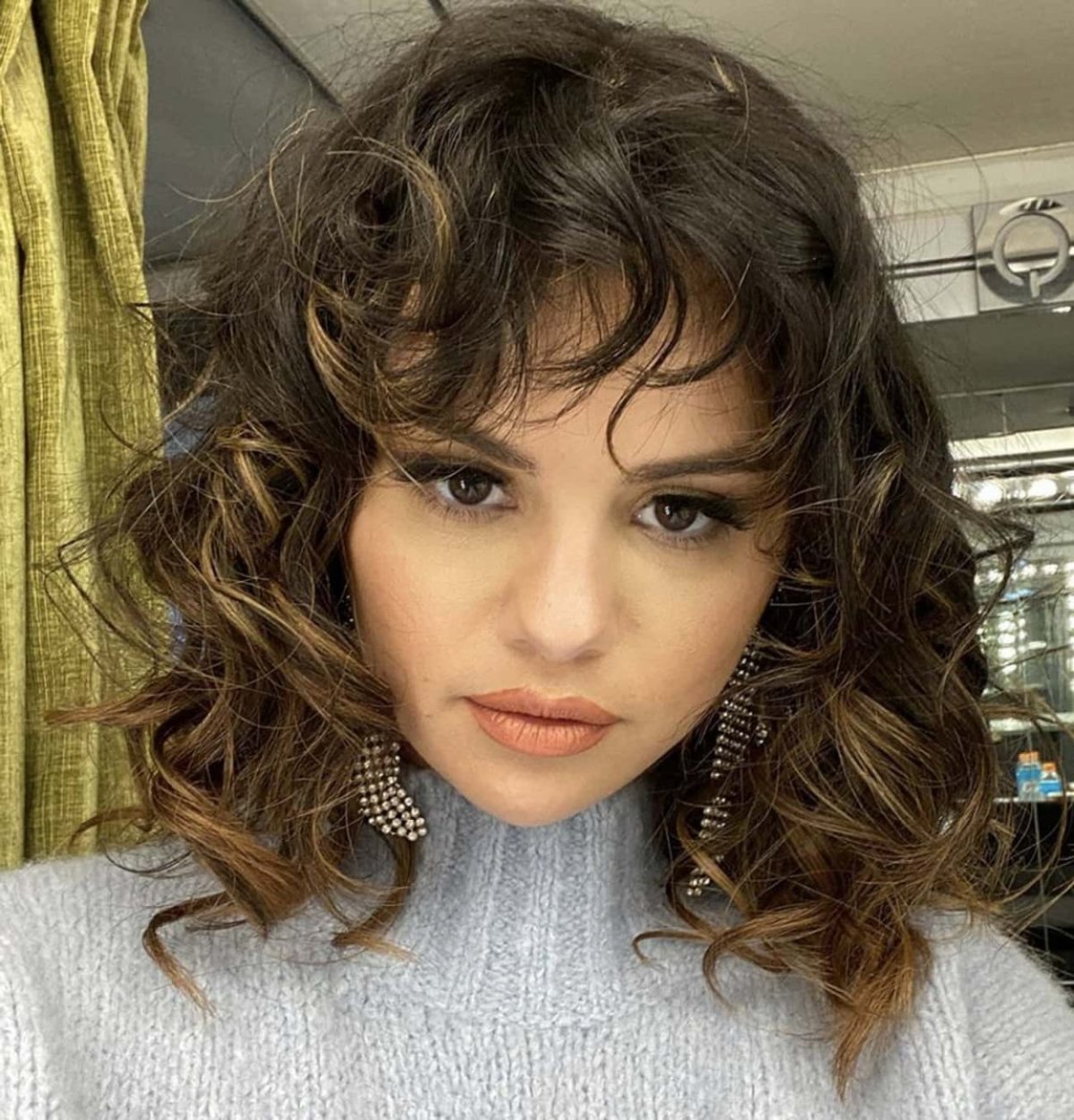 Кудрявая девушка