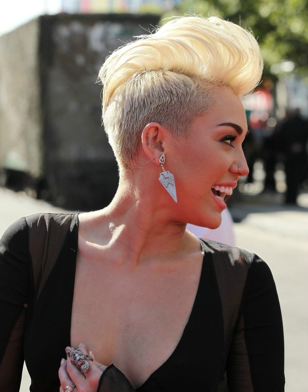 Майли Сайрус стрижка Пикси