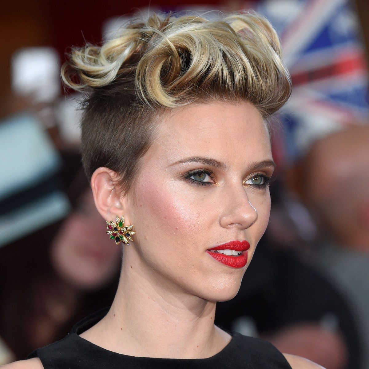 Вечерняя прическа на карэбоб