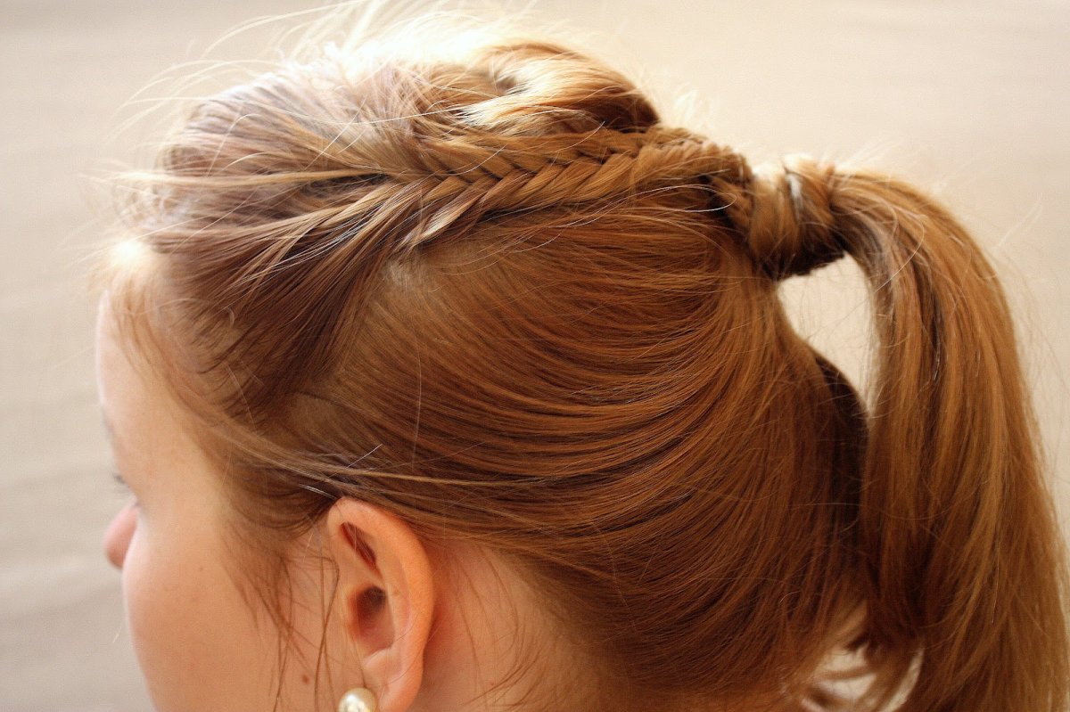 Причёски на 1 сентября на средние волосы