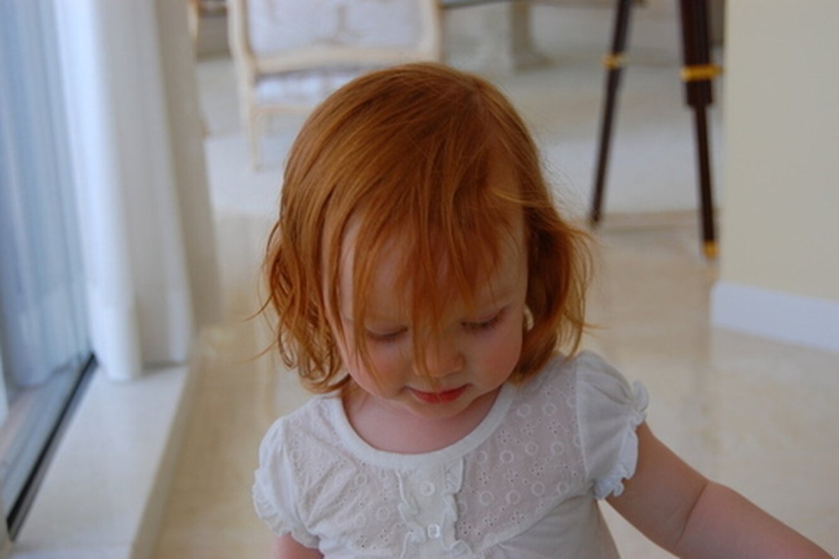 Малышка с рыжими волосами