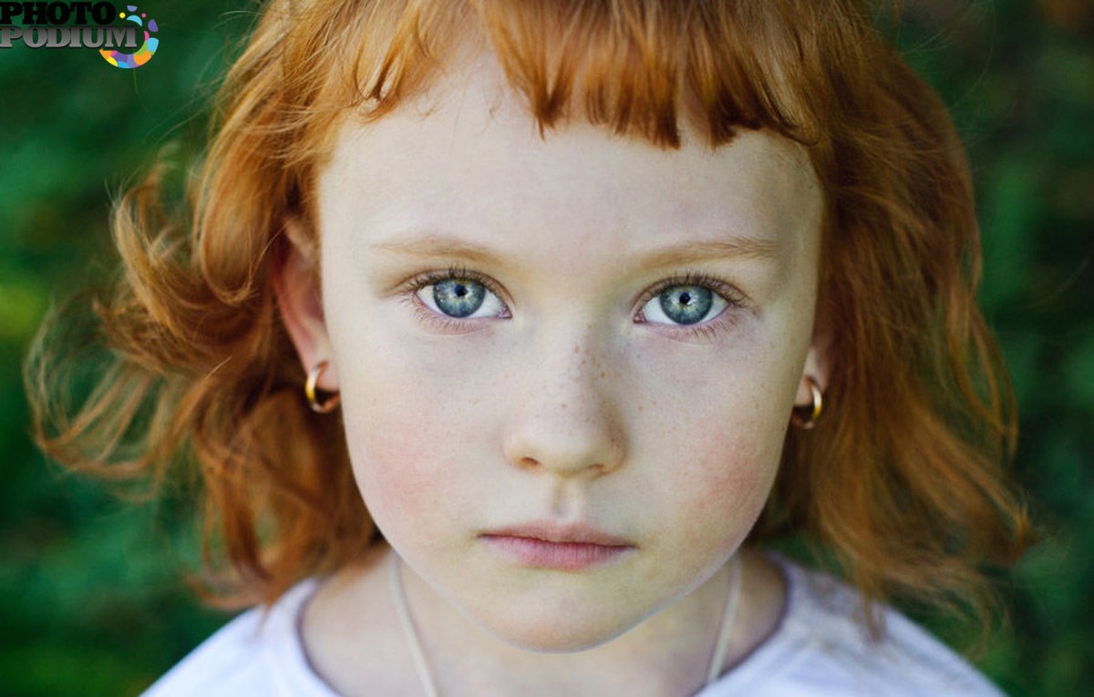 Маленькая девочка с зелеными глазами