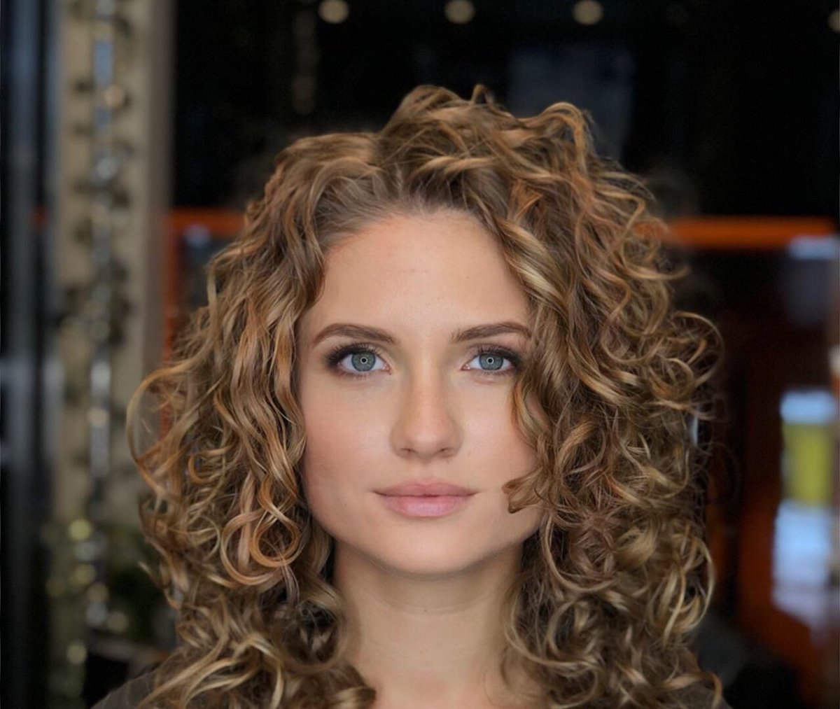 Крупная химия на средние волосы