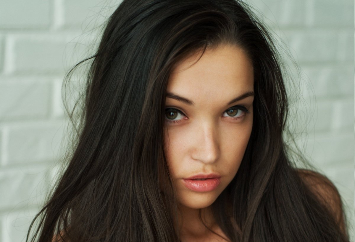 Красивая зеленоглазая брюнетка