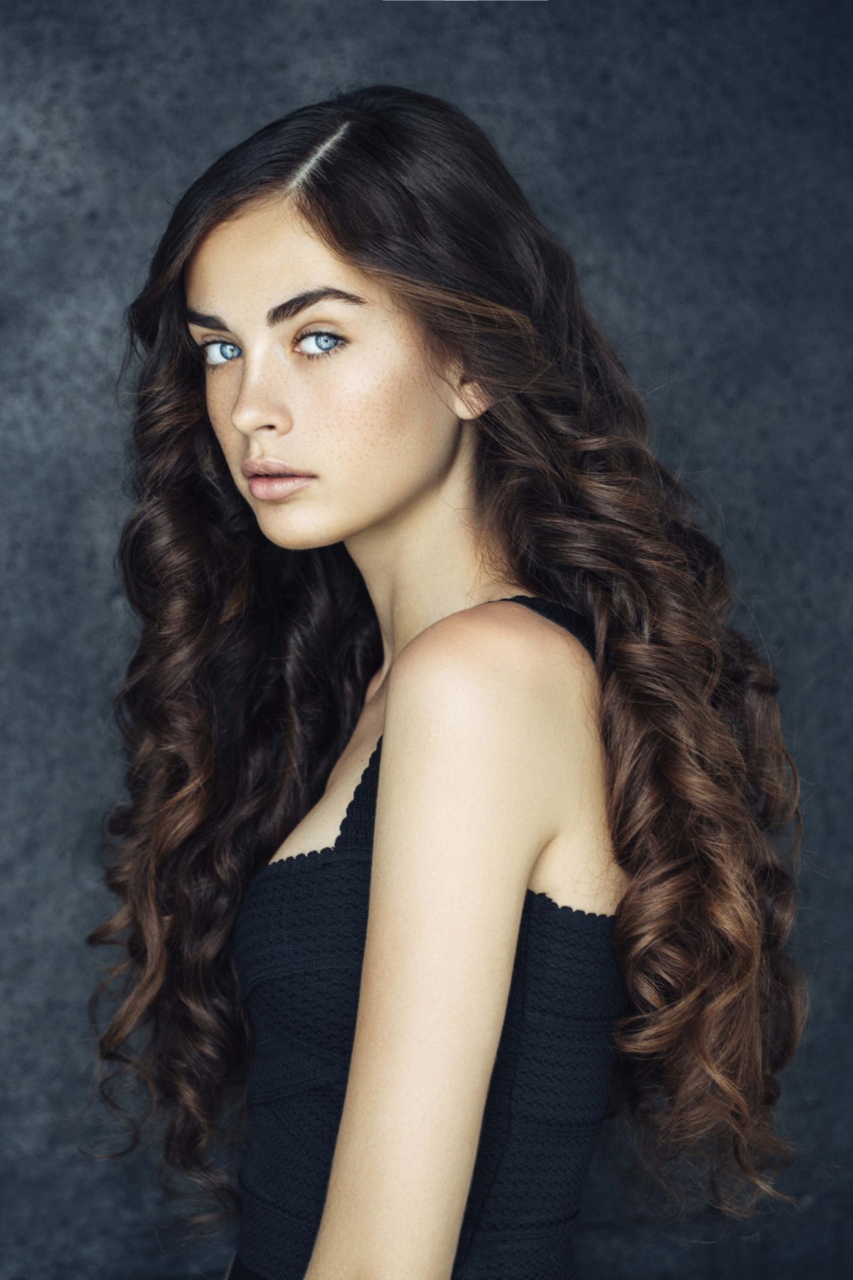 Девушка с темными волосами