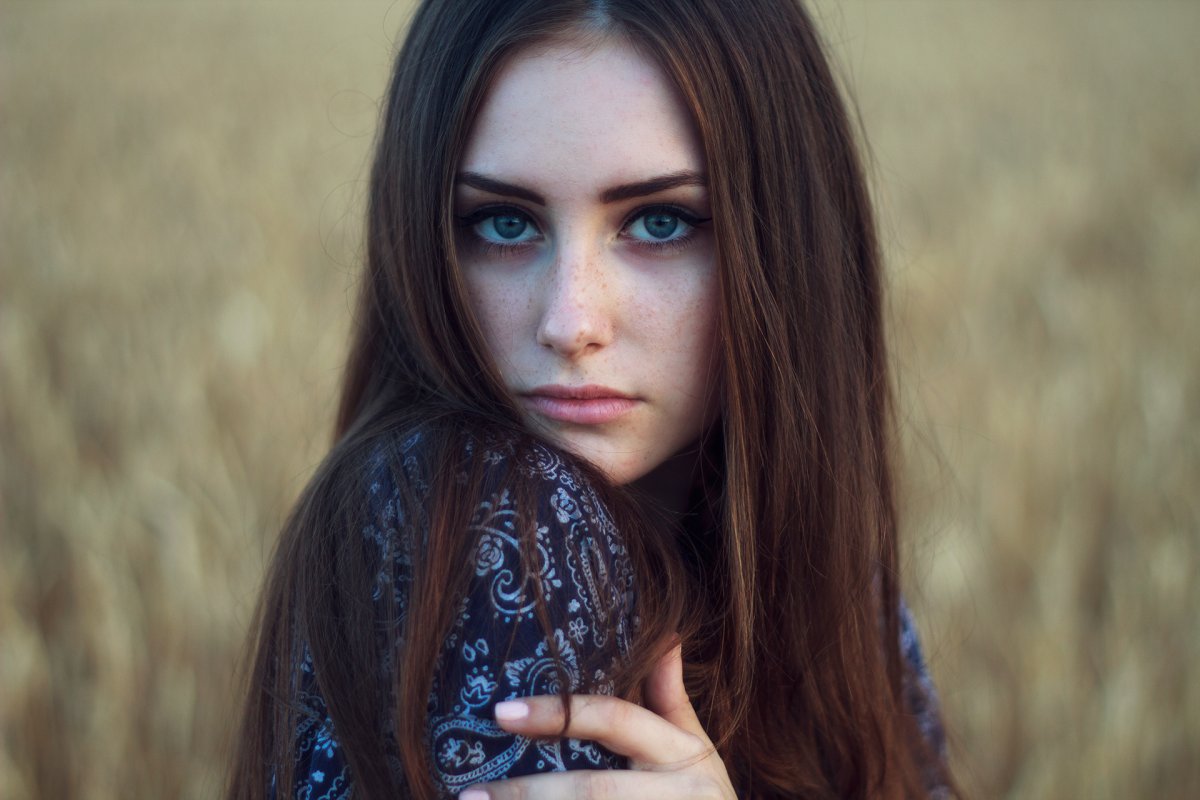 Брюнетка с карими глазами