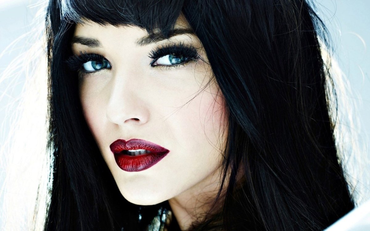 Девушка с серыми глазами