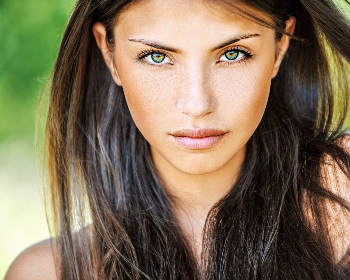 Девушка с темными волосами