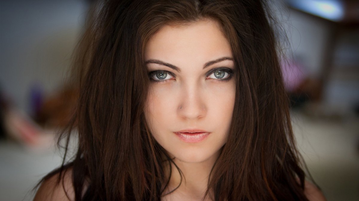 Эмили Радд брюнетка