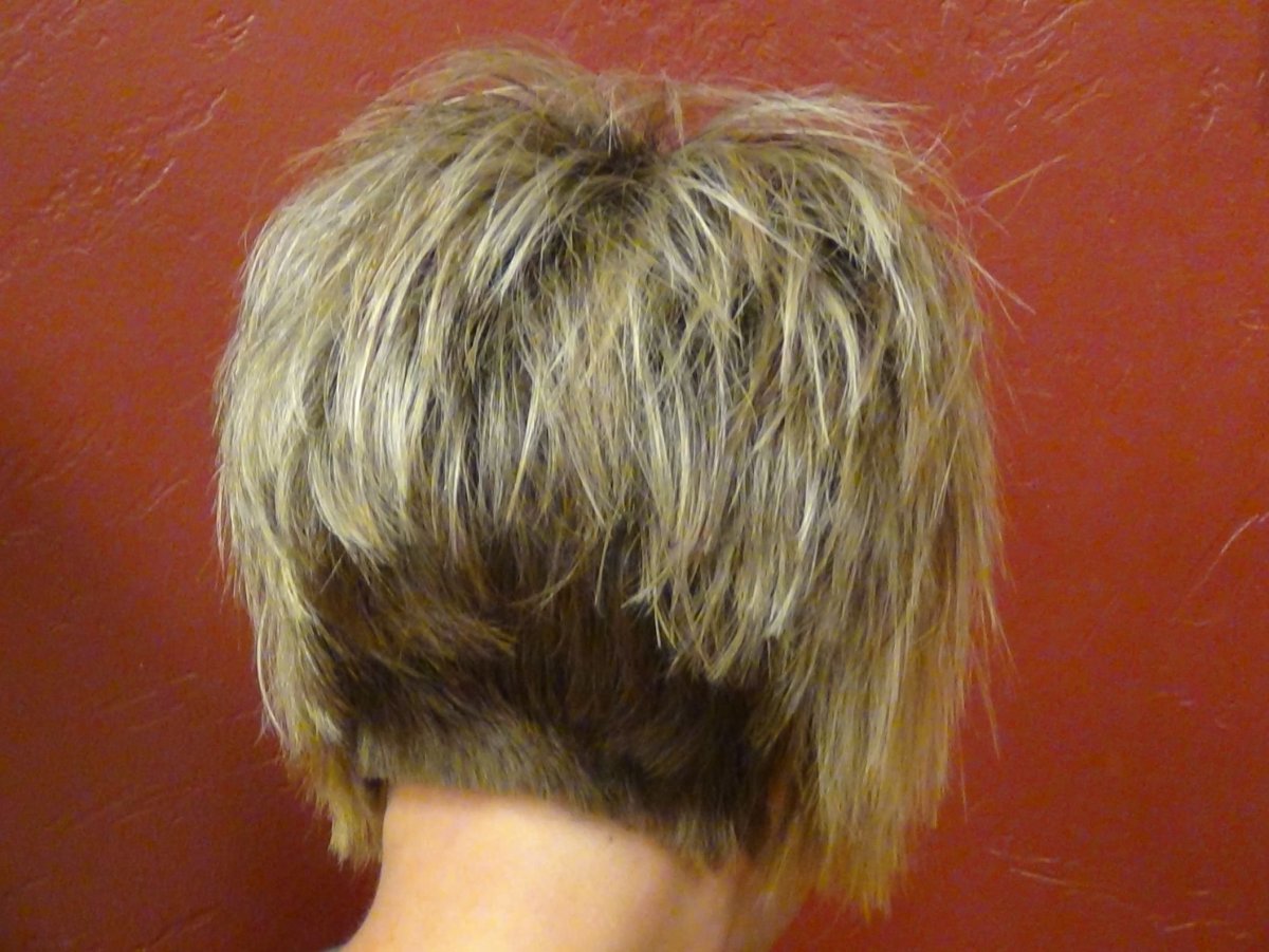 Стрижка градуированное каре Каскад Боб с короткой макушкой