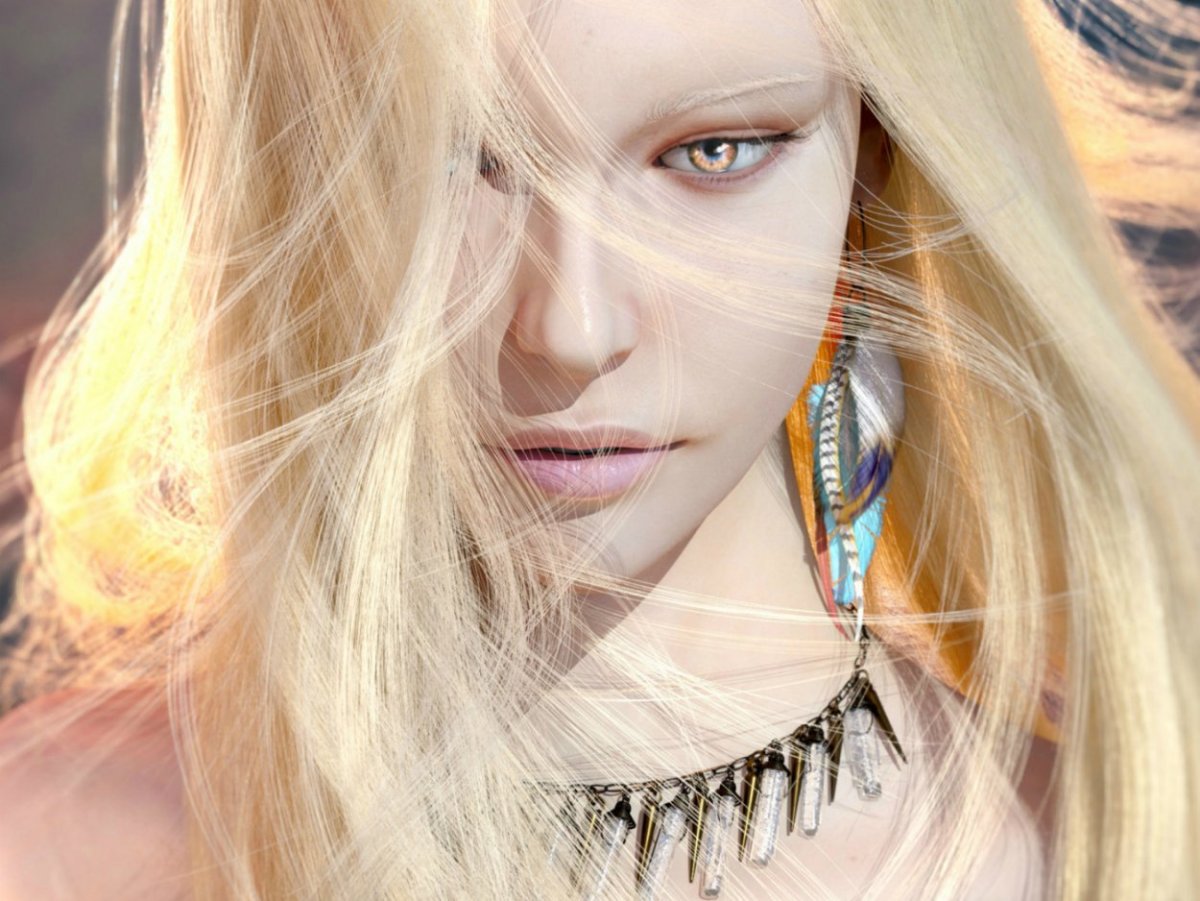 Блондинка с янтарными глазами