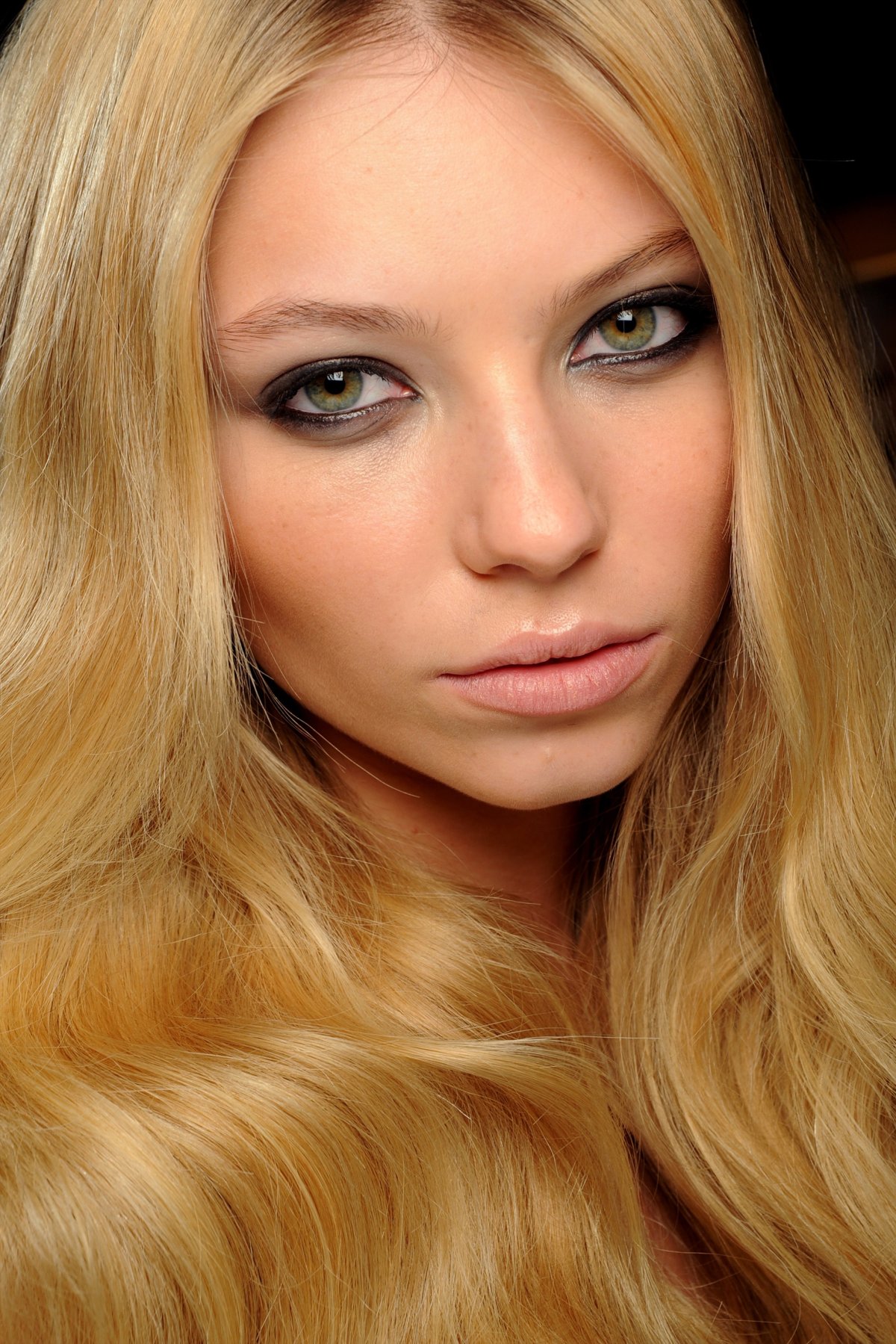 Золотистый цвет волос