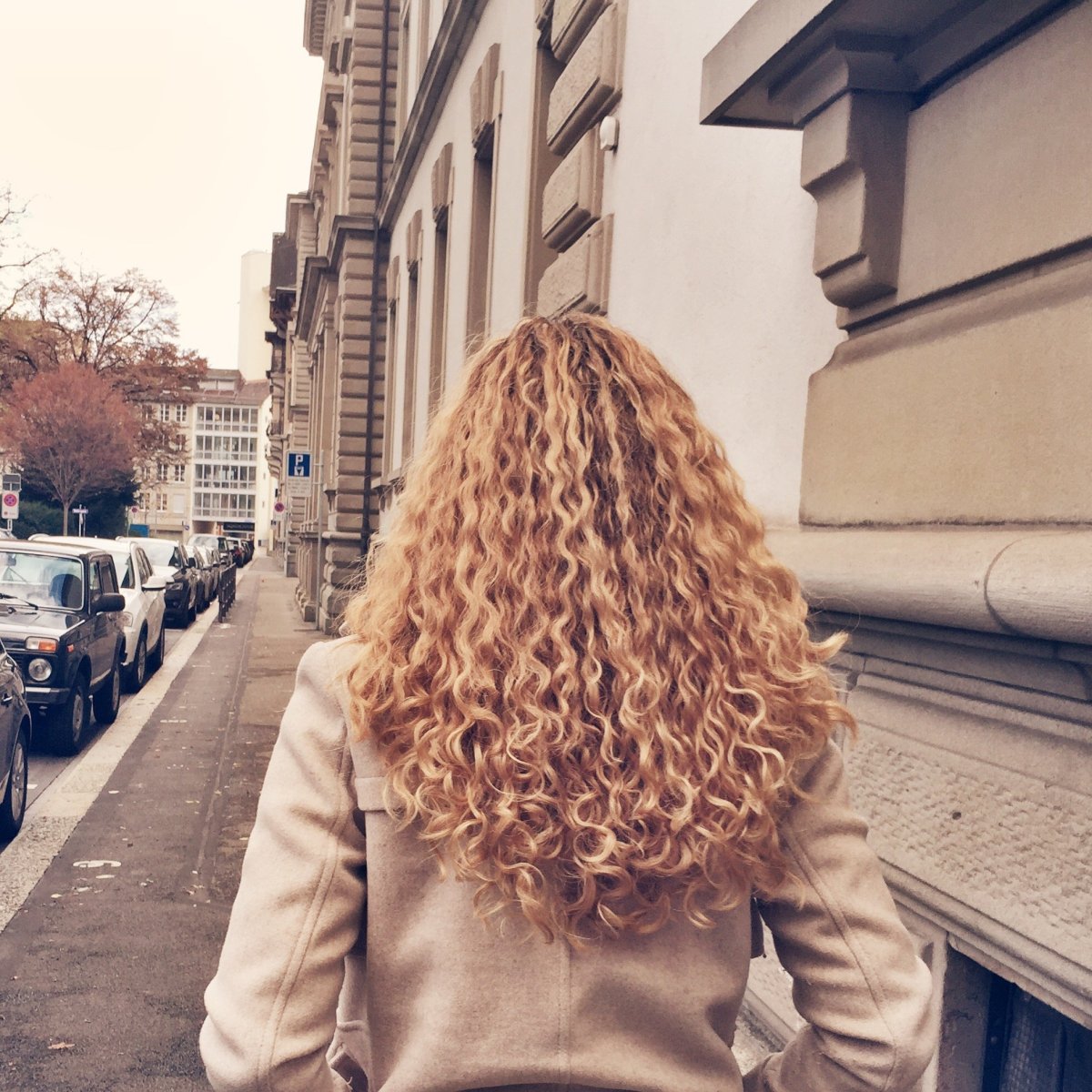 Кудрявая светлая спиной Рига