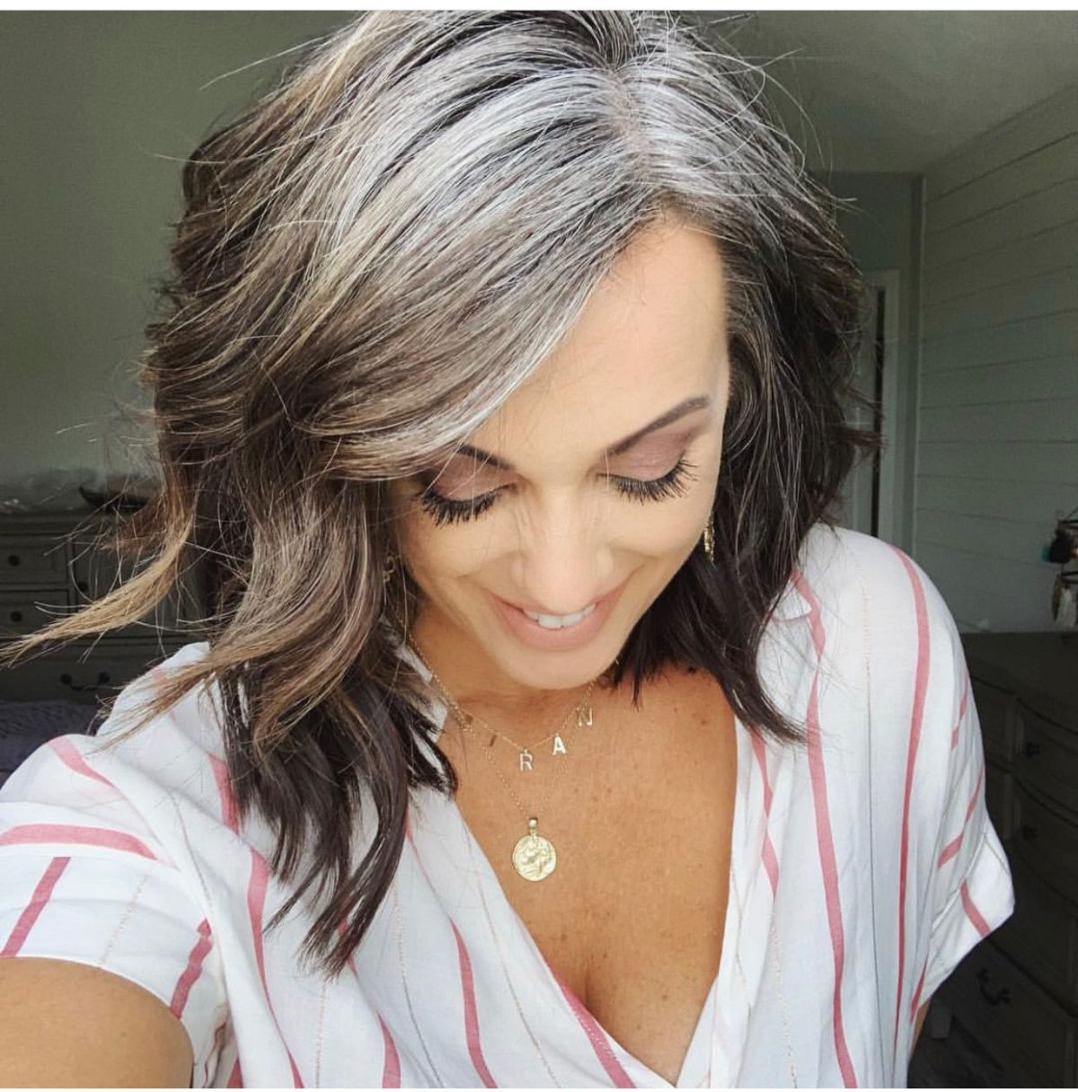 Седая прядь волос