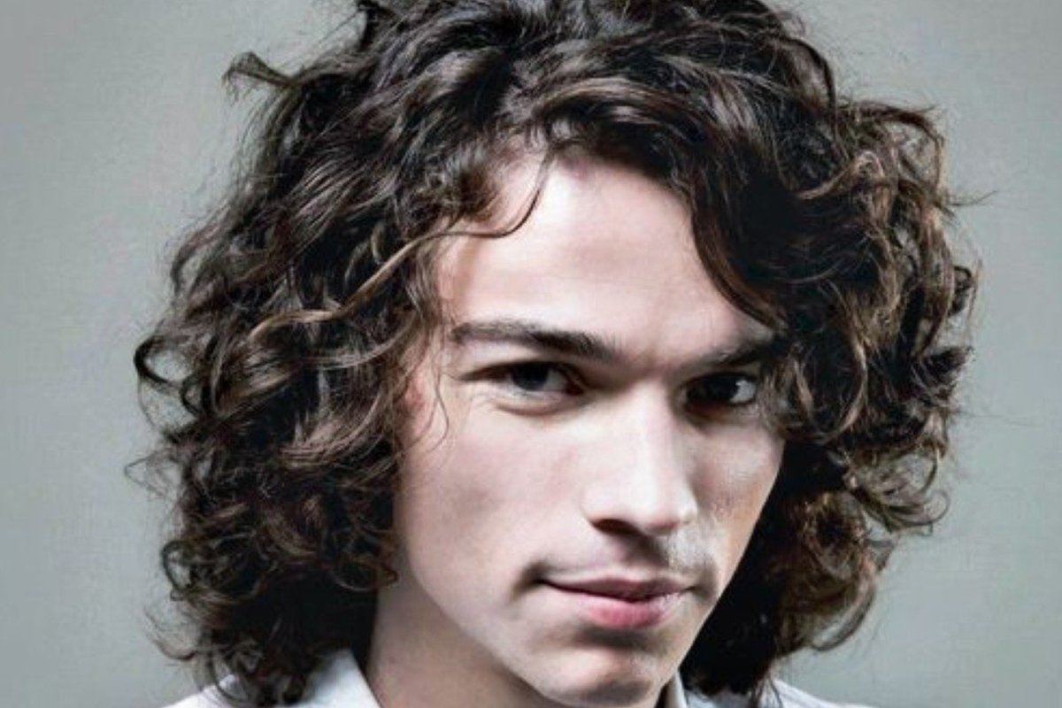 Парни с длинными кудрявыми волосами