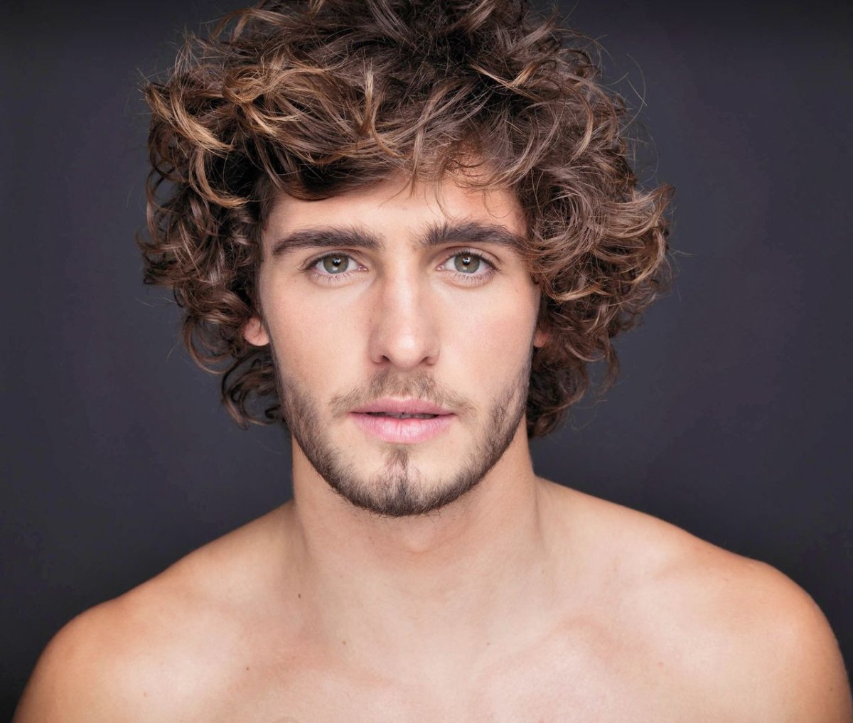 Кит Харрингтон с короткими волосами