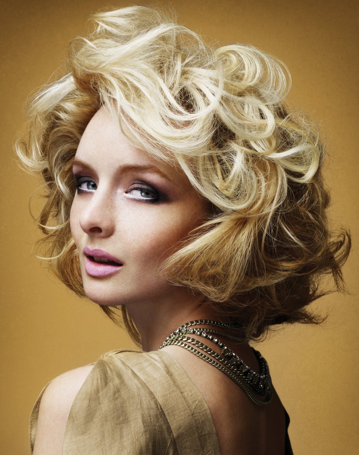 Вертикальные кудри на короткие волосы