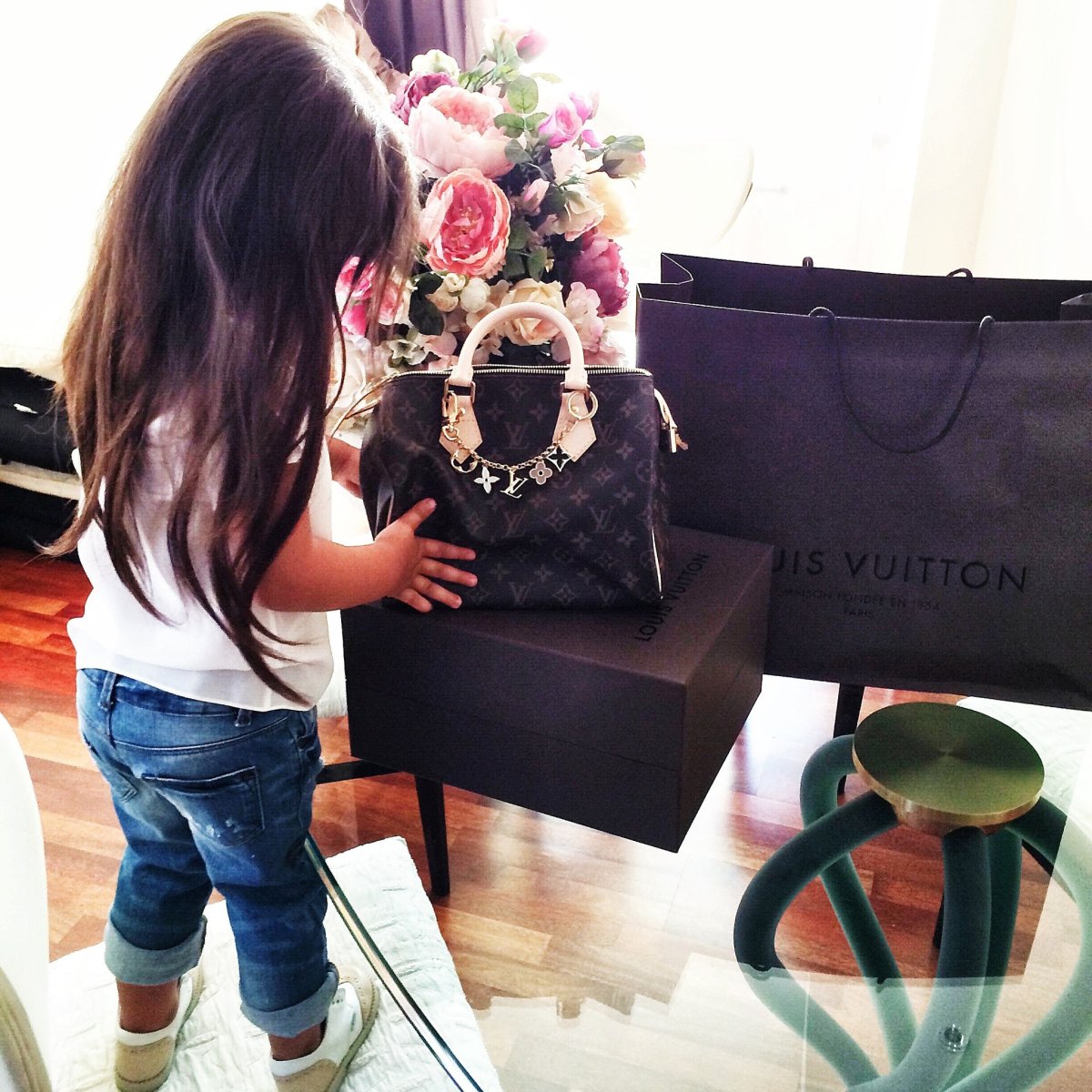 Девушка брюнетка без лица с ребенком