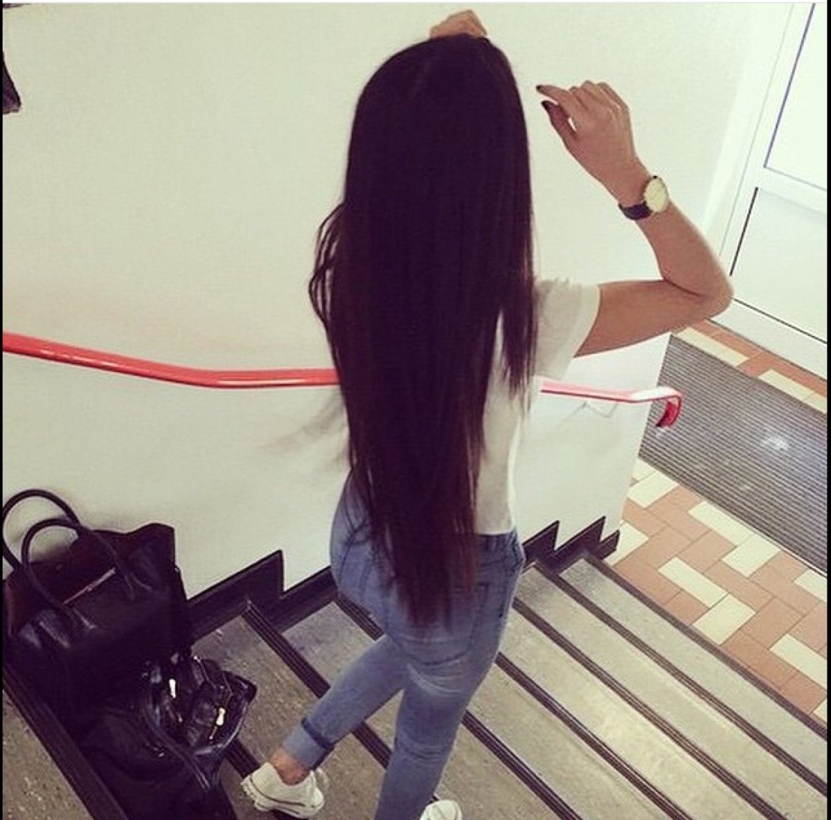 Девушка с чёрными волосами без ли