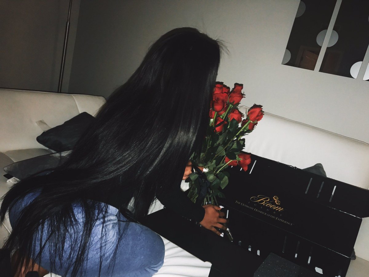 Девушка с черными волосами с цветами