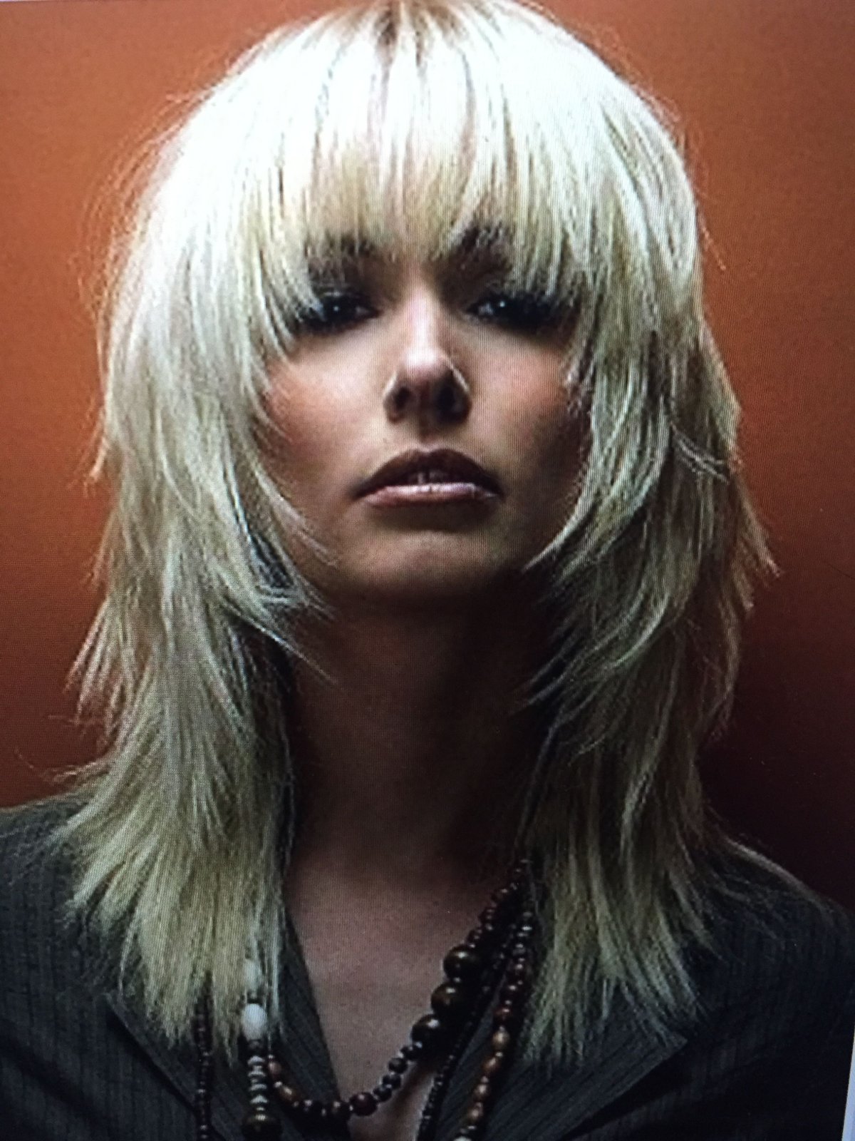 Каскад на средние волосы с челкой