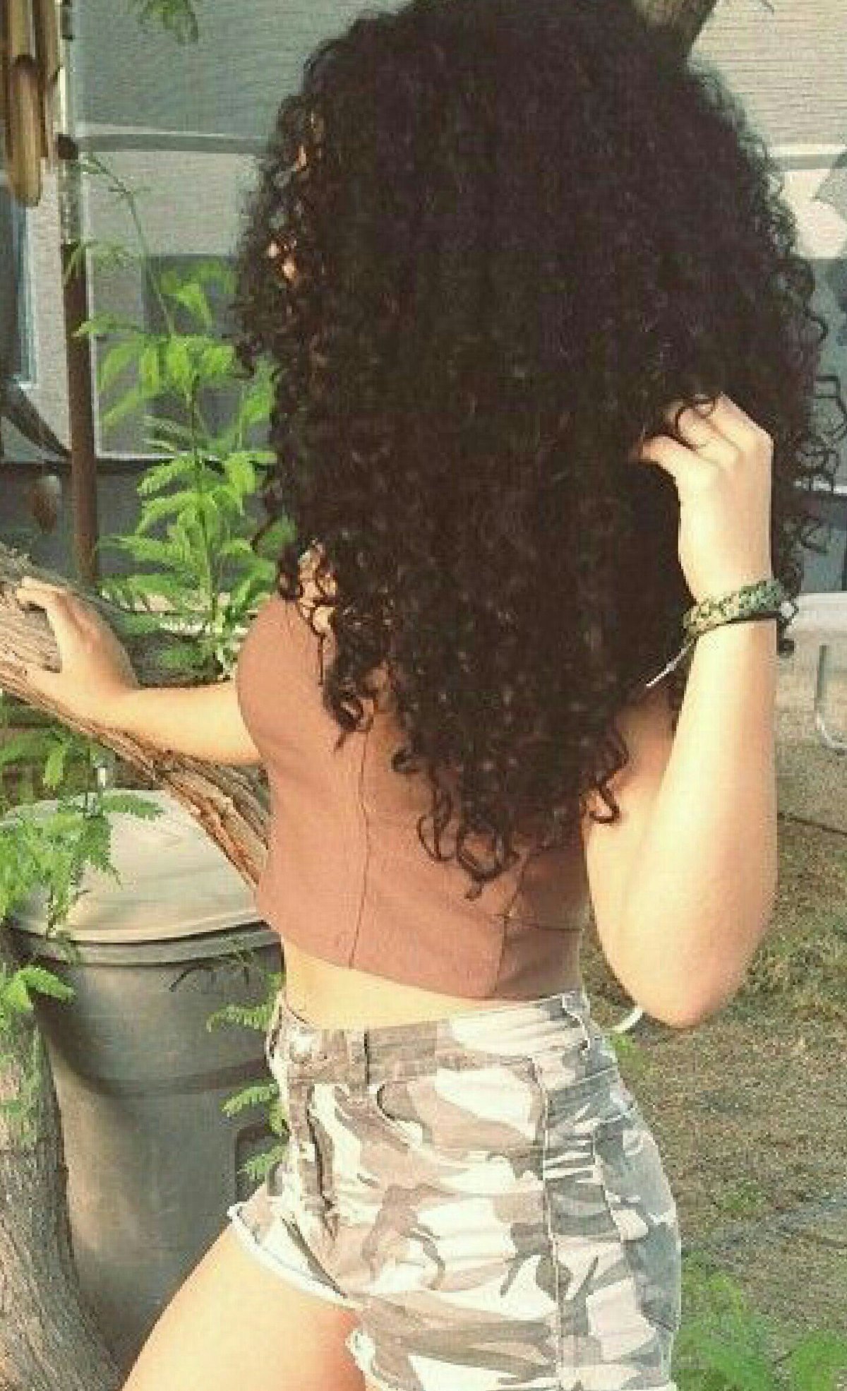 Девушка с кучерявыми волосами со спины