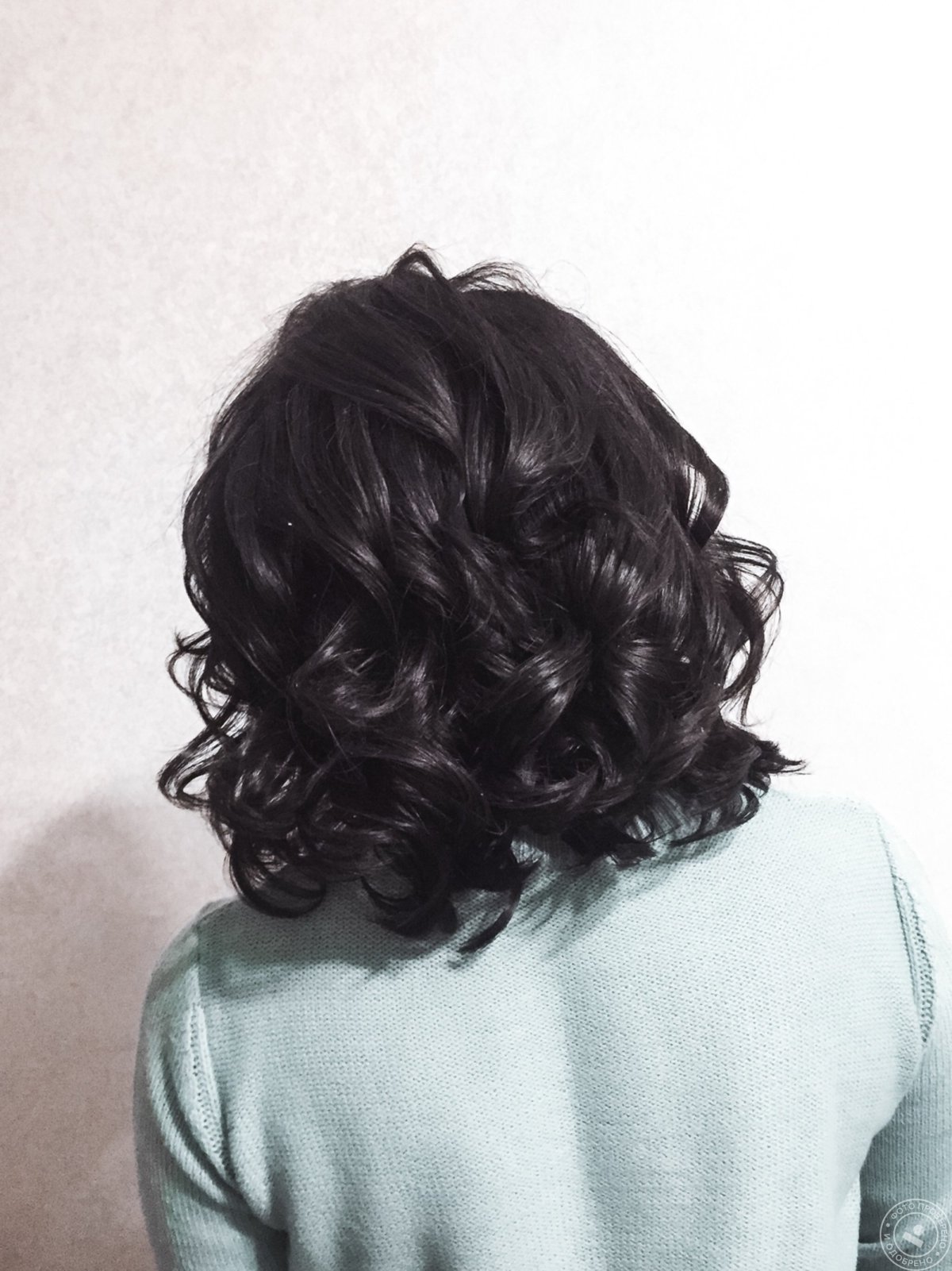 Кудрявые волосы со спины